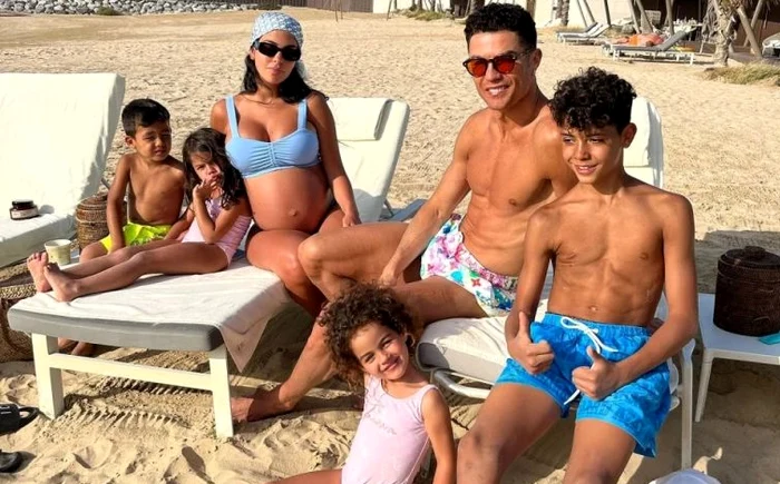 Cristiano Ronaldo și familia lui, la plajă (FOTO: Instagram)