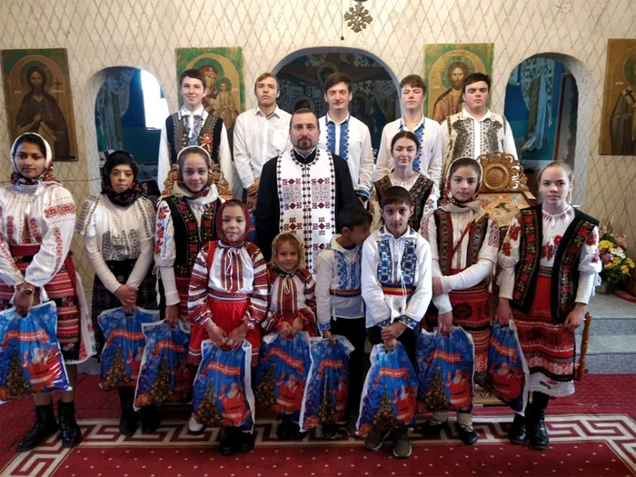 Alături de tineri, în biserica din sat