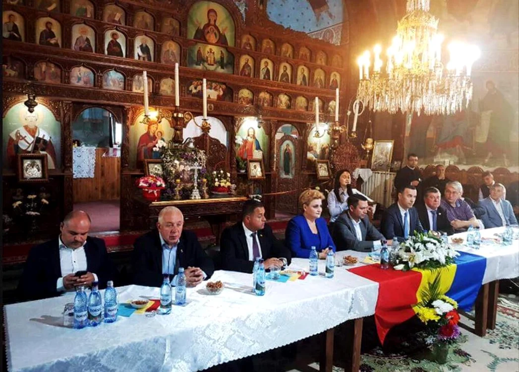 Senatorul
 PSD Emanoi Savin, în timpul unui discurs. În fotografie mai apar 
Graţiela Gavrilescu (ALDE) şi Iulian Dumitrescu (PNL). FOTO Facebook 
Oana Despa