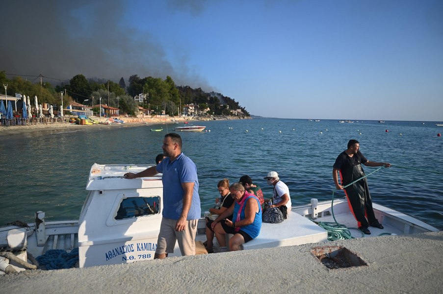 Coșmarul prin care trec românii evacuați din Halkidiki, în șlapi și costume de baie. Cum au fugit din calea incendiilor