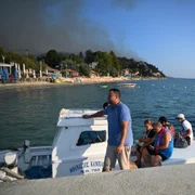 Turiști evacuați cu bărcile după incendiul din Halkidiki FOTO Profimedia 