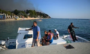 Turiști evacuați cu bărcile după incendiul din Halkidiki FOTO Profimedia 