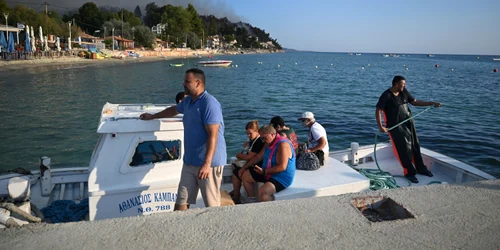 Turiști evacuați cu bărcile după incendiul din Halkidiki FOTO Profimedia 