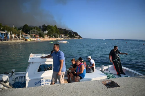 Turiști evacuați cu bărcile după incendiul din Halkidiki FOTO Profimedia 