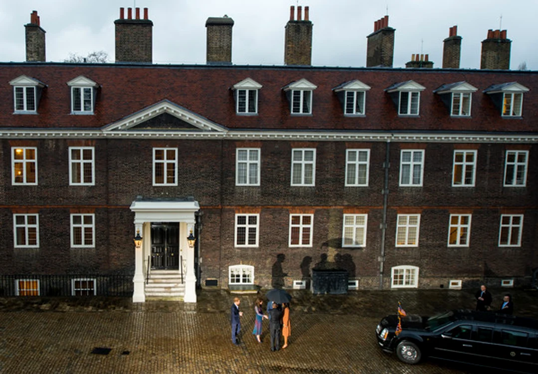 Prinții de Wales, în curtea Palatului Kensington