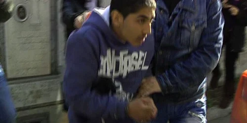Tânărul de 16 ani, în momentul în care este dus la arestare. Foto: N.Butnaru