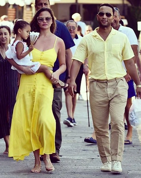 Chrissy, John și fetița lor Luna s-au plimbat pe străzile din Portofino 