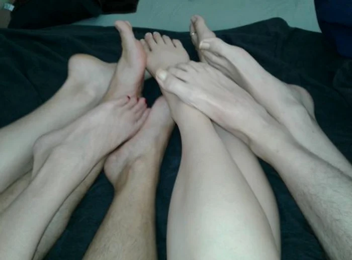 
    Carson, Raymond, Alex și Jason sunt într-o relație poliamoroasăfoto: Arhiva Personală  