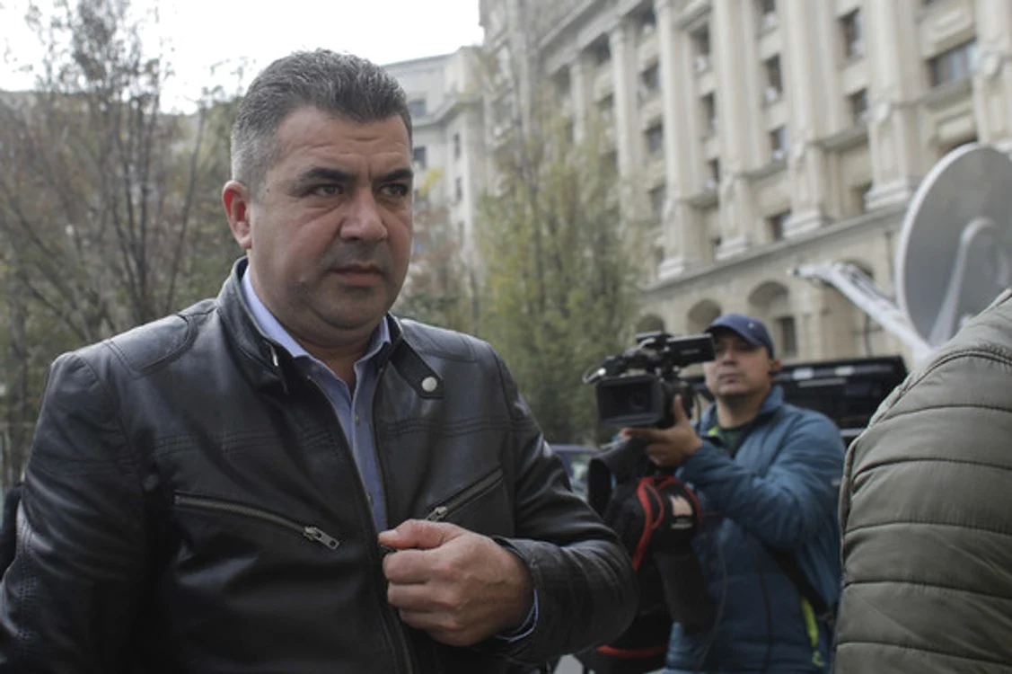 
    Fostul preşedinte al Transelectrica Marius Dănuţ Caraşol, care şi-a falsificat diploma de studii, a fost condamnat la doi ani şi 8 luni de închisoare cu suspendareFOTO: adevarul.ro  