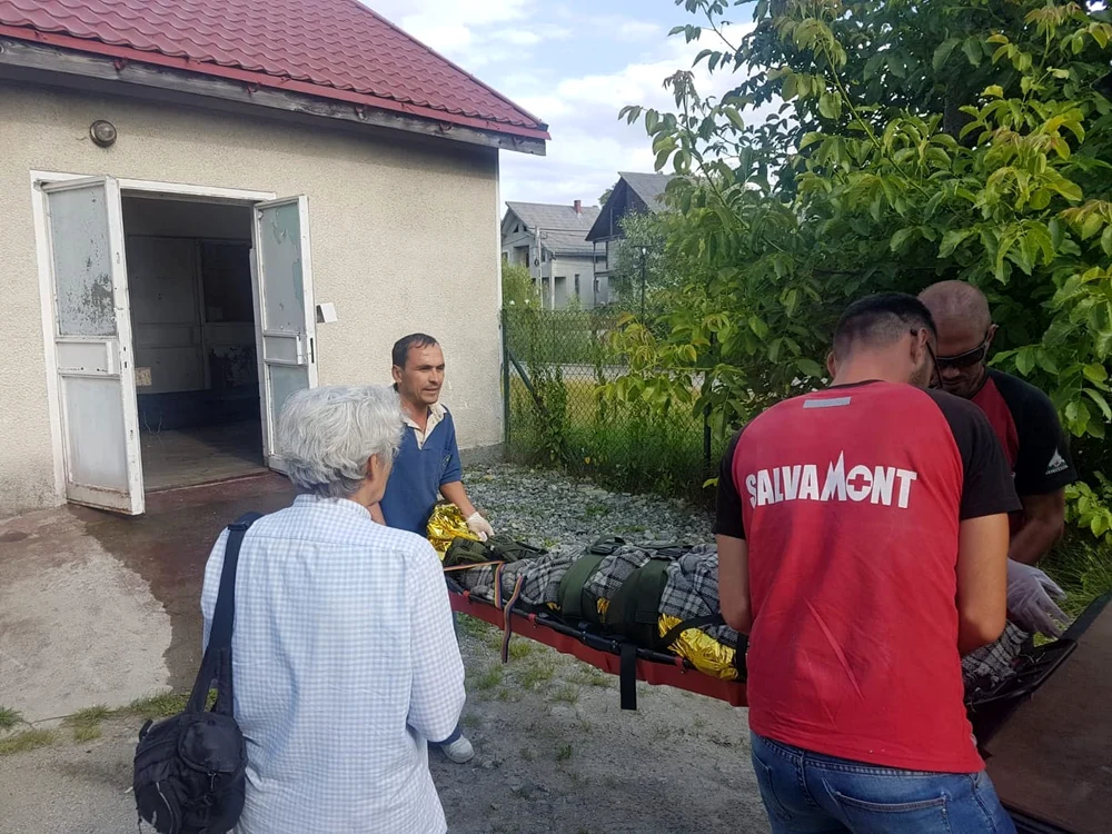 Turistul a fost coborât din munţi cu targa, la pas. FOTO: Salvamont Borşa