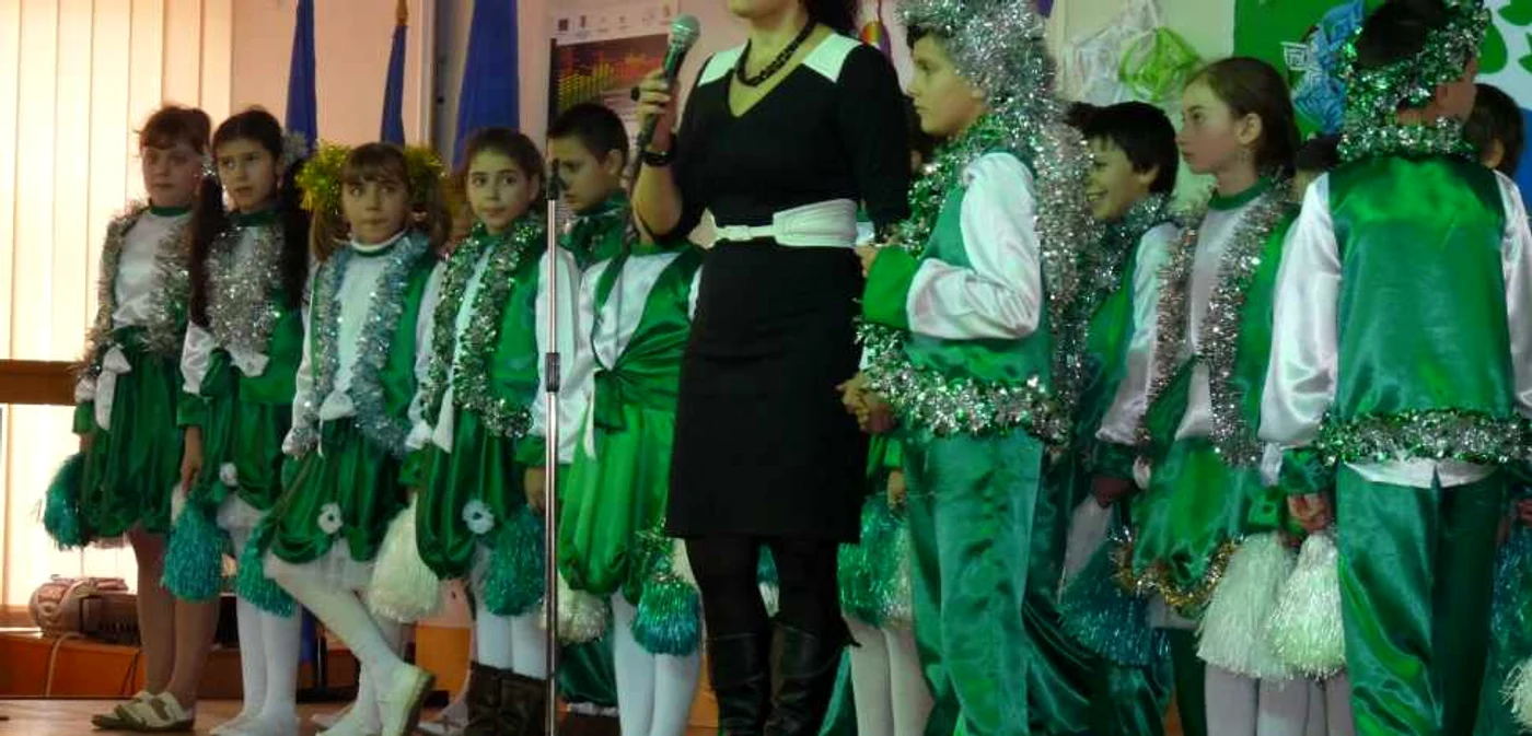 Elevii au pregătit astăzi un spectacol artistic cu poezii şi colinde