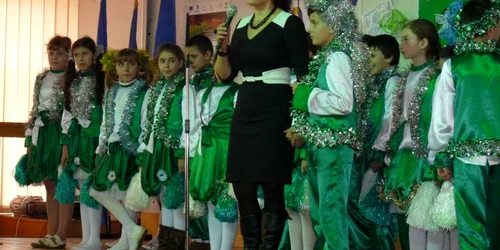 Elevii au pregătit astăzi un spectacol artistic cu poezii şi colinde