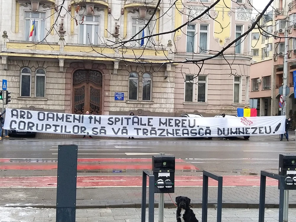 Protest în faţa sediului Prefecturii Cluj. FOTO: Sepcile roşii