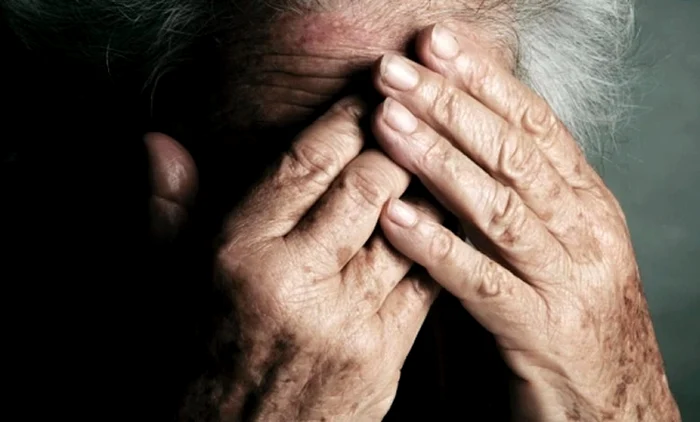 Bătrâna de 71 de ani acuză faptul că vecina o terorizează Sursă foto: Shutterstock