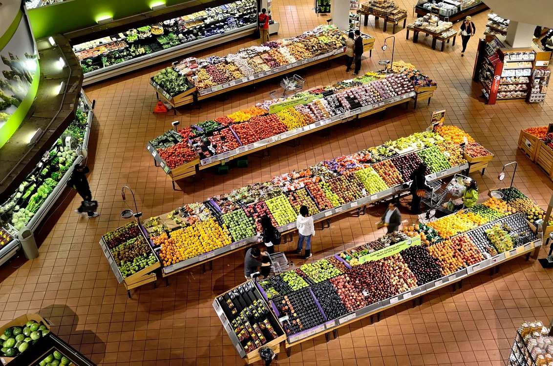 Supermarket cu multe rafturi de legume și fructe