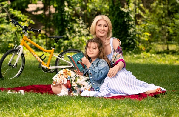 Alessandra Stoicescu si Sara foto OK Magazine Sorin Stana jpg