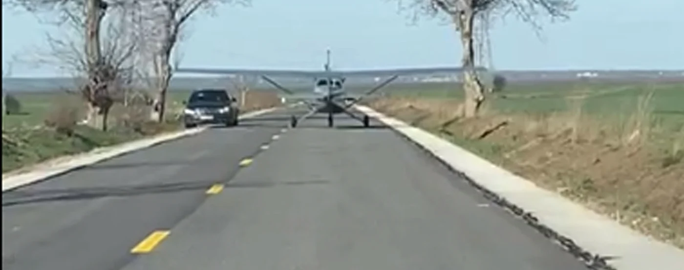 O mașină a reușit să treacă pe sub aripa avionului