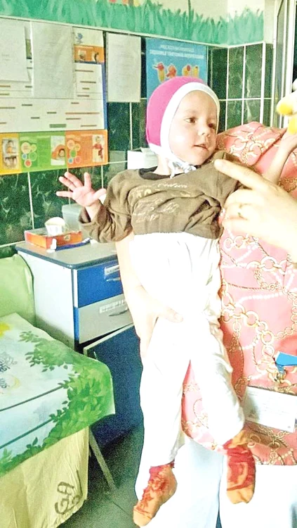 În februarie, când a fost adusă la spitalul din Iaşi, micuţa cântărea doar 5 kg