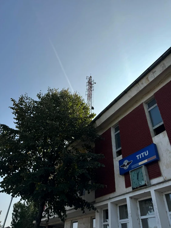 Un bărbat s-a urcat pe un stâlp din zona gării din Titu. FOTO news-Romania