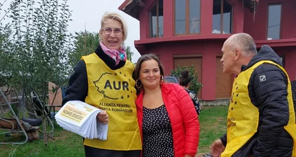 Monica Iagăr, într-o acțiune electorală pentru AUR, în județul Satu Mare. Foto Facebook