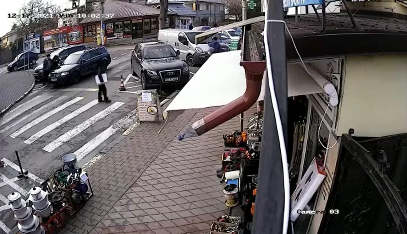 Momentul în care pietonul este luat la palme de şofer FOTO captură video