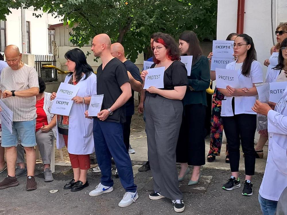 angajati_IML-Craiova_protest_cu_mesaje_printate_foto_ionelia_nucă
