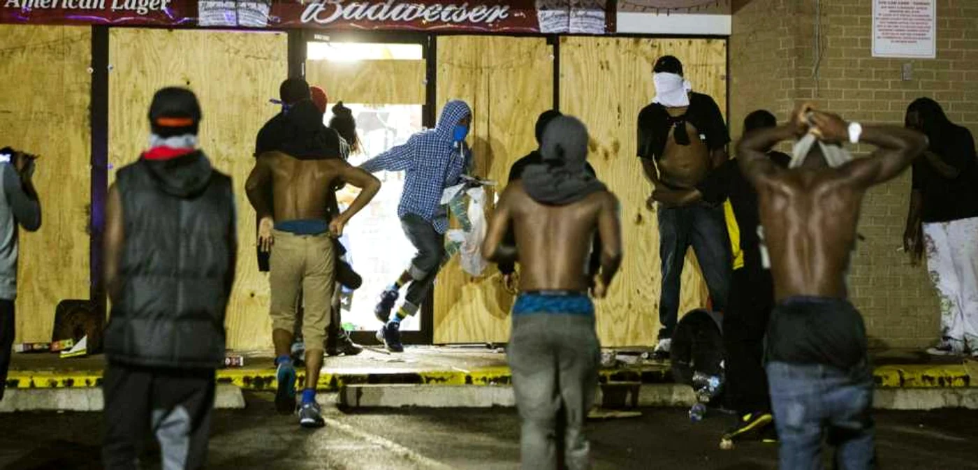 Indivizi mascati atacand magazinul universal din Ferguson Missouri FOTO Reuters