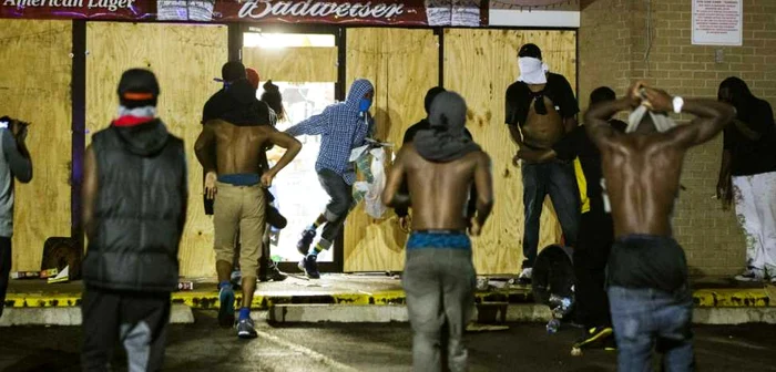 Indivizi mascati atacand magazinul universal din Ferguson Missouri FOTO Reuters