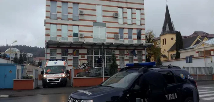 Zeci de mandate de aducere a unor indivizi cercetaţi pentru spălare de bani şi fraude informatice, de 3 milioane de euro, la Parchetul de pe lângă Tribunalul Vâlcea, Foto: Daciana Stoica