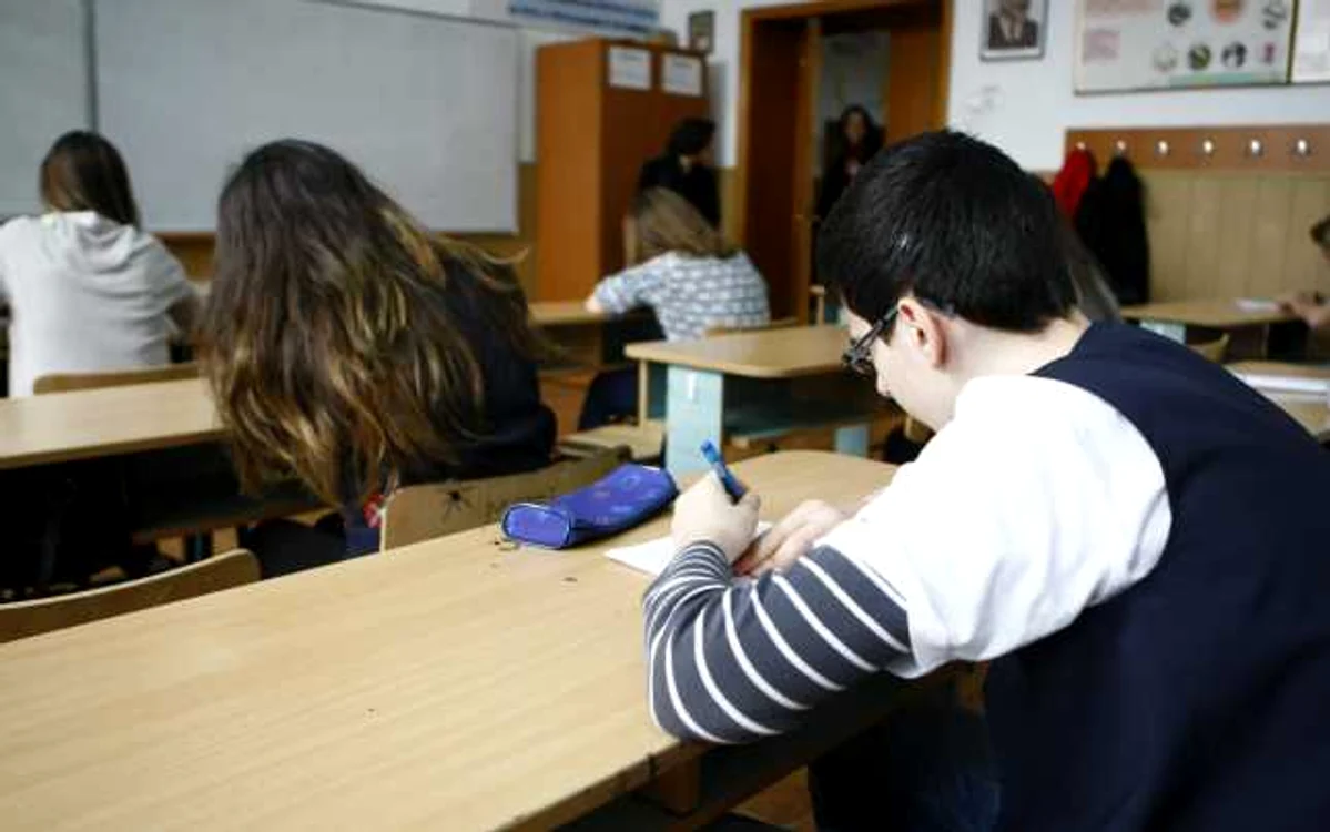 Instanţa a anulat decizia privind desfiinţarea claselor gimnaziale