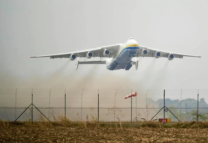 Antonov, cel mai mare avion cargo din lume, a decolat astăzi de pe Aeroportul Otopeni Fotografii: Facebook/Lucian Mîndruță