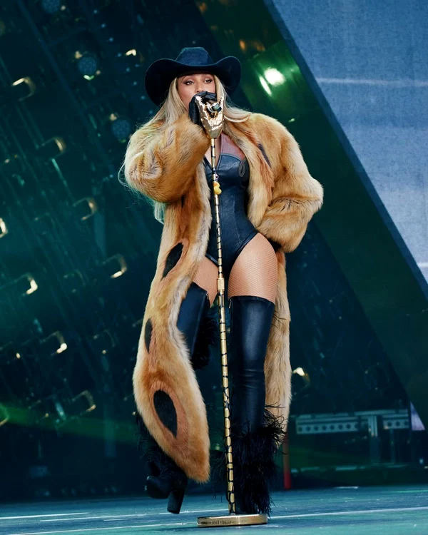 Beyoncé a purtat o ținută sexy de la Ferragamo (Foto: Instagram)