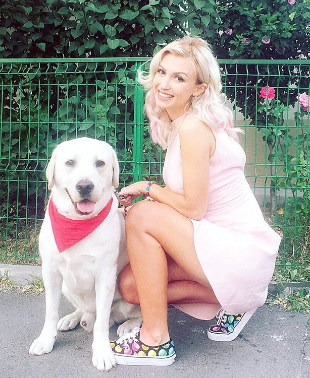 Andreea Bălan s-a pozat cu tenişii coloraţi