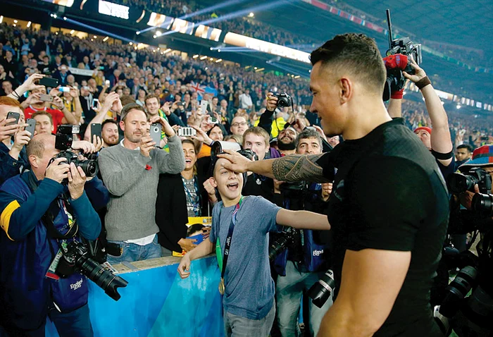 Sonny Bill Williams şi puştiul de 14 ani care îi va purta de acum medalia de aur de la Cupa MondialăFoto: Guliver/ GettyImages