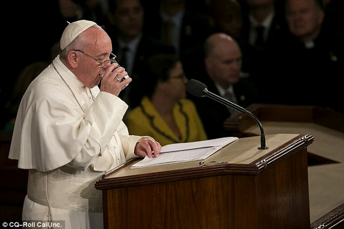 Papa Francisc bea apă în timpul discursului de la Casa Albă. Paharul din care a băut a fost luat de congresmanul Bob Brady