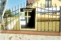 Cortegiul funerar a plecat de la casa  pe care şi o construise gorjeanul jpeg
