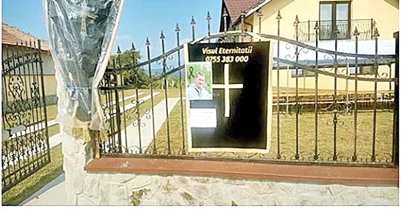 Cortegiul funerar a plecat de la casa  pe care şi-o construise gorjeanul