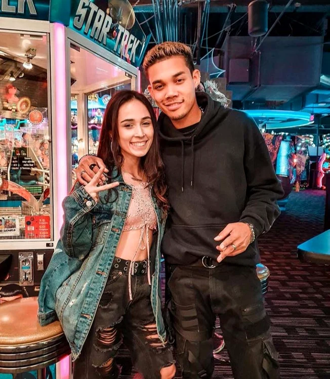 Alături de vestitul rapper Roshon Fegan