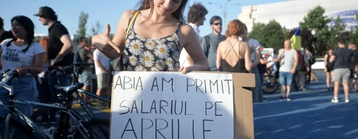 Duminică, actorii au ieşit venit în faţa Guvernului pentru a protesta faţă de situaţia în care au ajuns teatrele româneşti   FOTO Mediafax