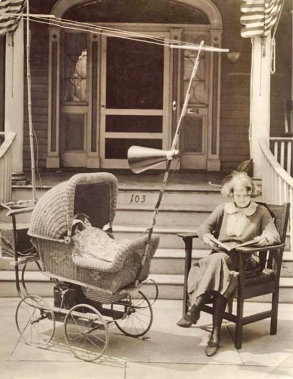 SUA. Căruciorul pentru bebeluşi cu aparat radio a fost creat în 1921, dar nu a potolit plânsul niciunui nou-născut