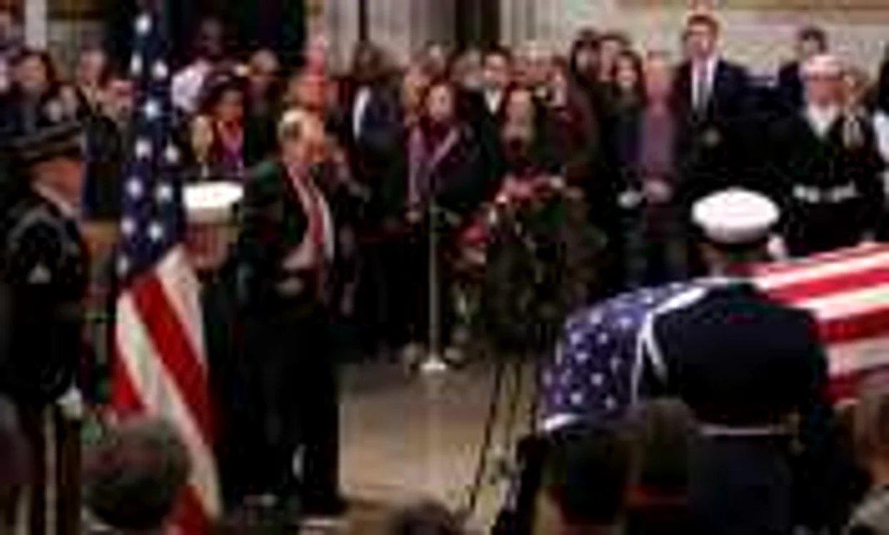 Bob Dole omagiindu-l din picioare pe Bush senior FOTO Twitter @jgm41