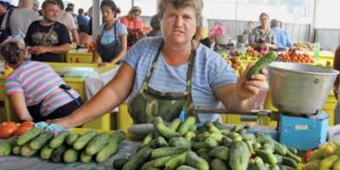 Vânzătorii din pieţe susţin că legumele lor nu sunt contaminate, însă vânzările le-au scăzut