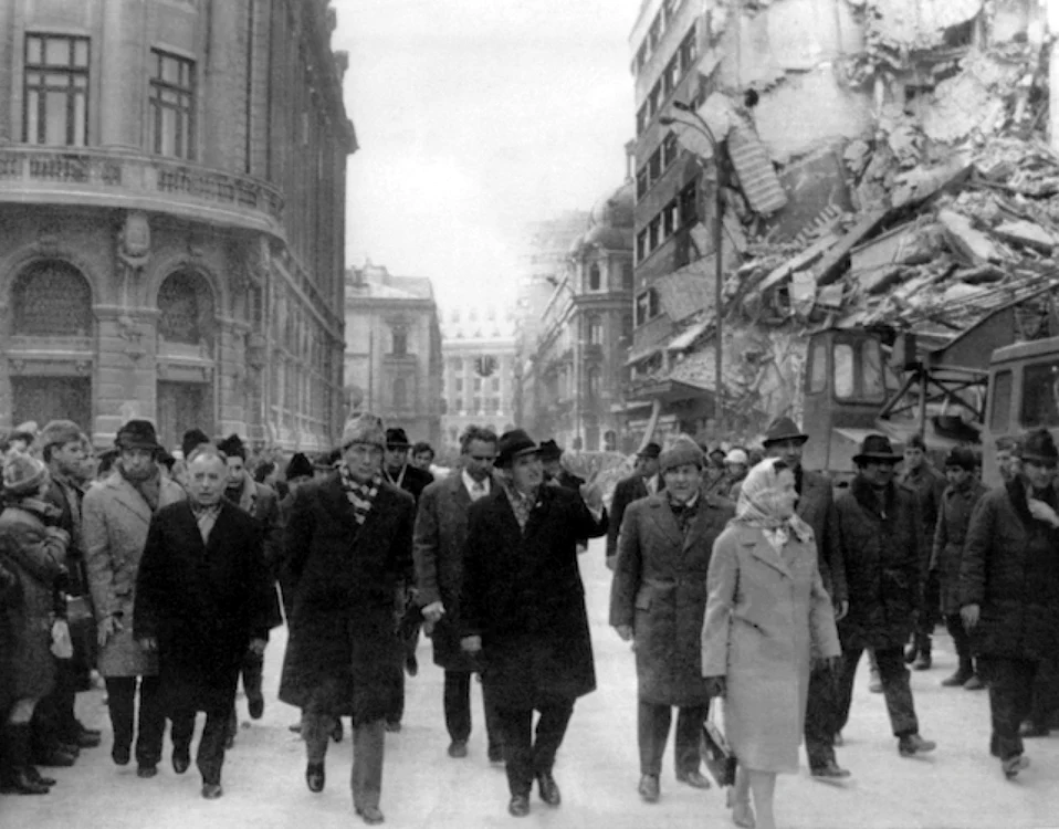 Nicolae Ceauşescu, printre ruinele Bucureştiului. Foto: AFP