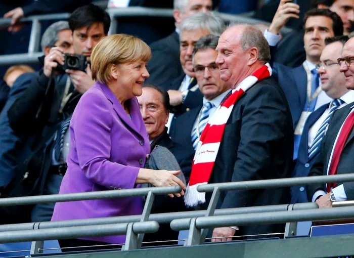 Angela Merkel se saluta cu Uli Hoeness FOTO Reuters