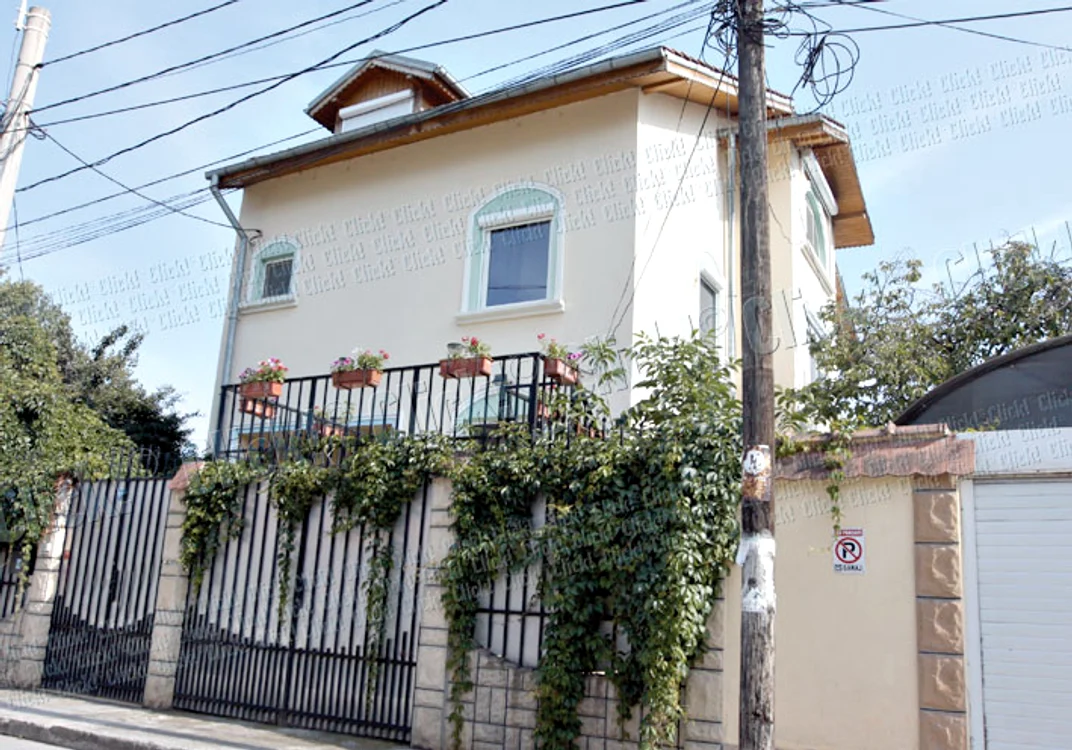 Cel puţin două săptămâni Cătălin  Crişan nu poate părăsi vila din Berceni