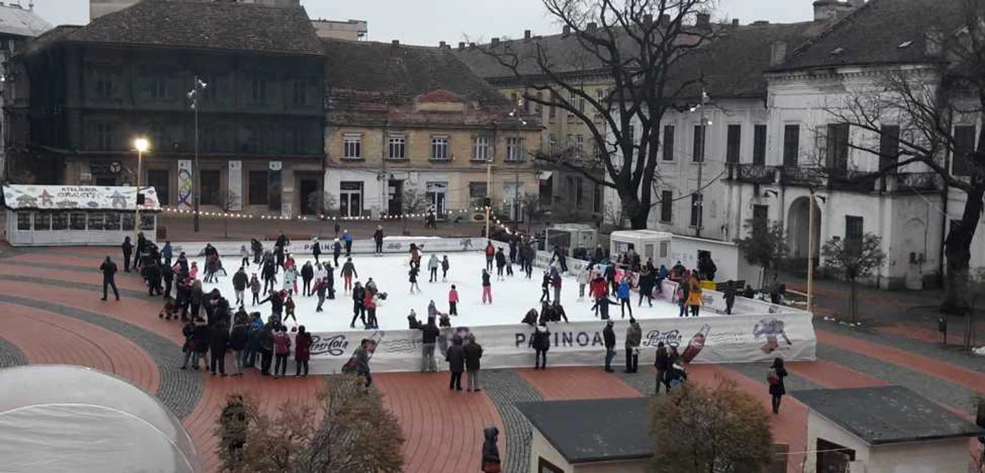 Patinoarul din Piaţa Libertăţii FOTO Ştefan Both