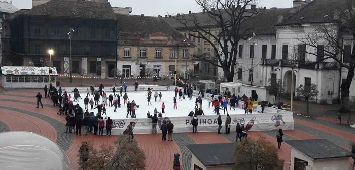 Patinoarul din Piaţa Libertăţii FOTO Ştefan Both