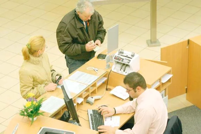 Bugetarii vor fi promovaţi şi recompensaţi cu prime lunare inclusiv în funcţie de cât de amabili sunt cu ai lor colegi şi cât de preocupaţi sunt de interesul general al instituţiei