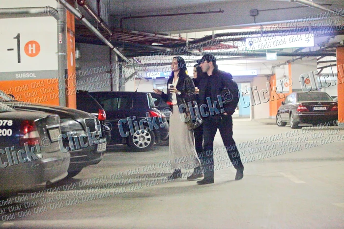 Fetele mănâncă, vesele, câte o îngheţată, în timp ce se îndreaptă spre maşina soţilor Bănică