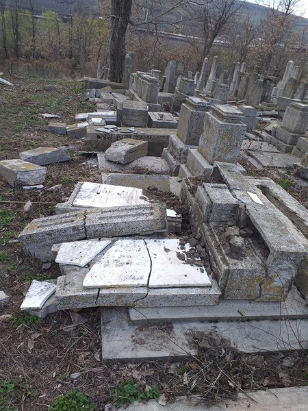 Verdictul judecătorilor pentru profanarea cimitirului evreiesc din Huși. Antisemitism sau doar teribilism